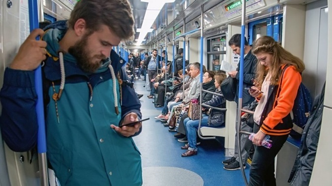 Мобильная связь стала доступной на станциях первой линии метро