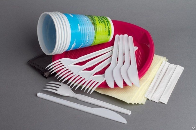 Утвержден перечень одноразовой пластиковой посуды, использование и продажа которой запрещаются в объектах общепита