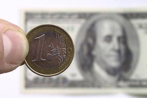 На торгах 25 сентября подешевел  евро