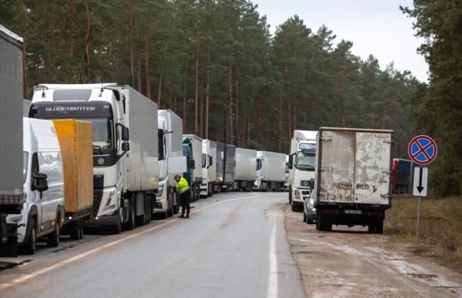 Европейские контролирующие службы за сутки оформили только 36% грузового транспорта
