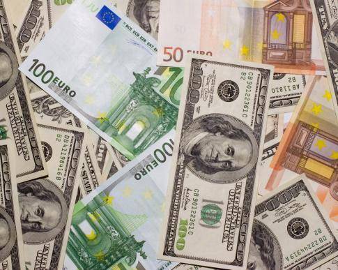 На открытии торгов валютами 5 апреля дешевеет доллар США