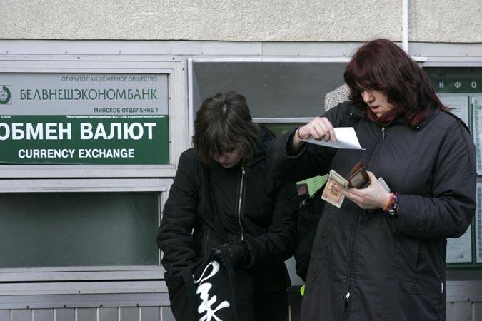 Нацбанк: Беларусы продолжают продавать иностранную валюту 