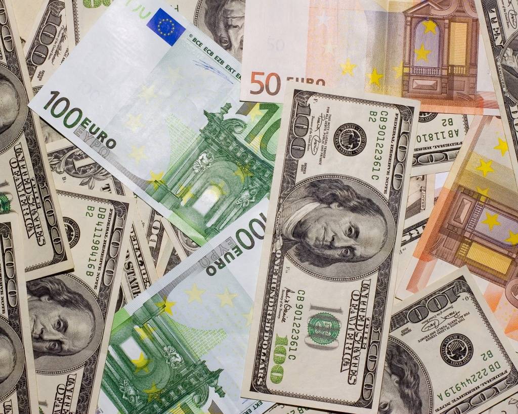 Открытие торгов на БВФБ 1 апреля:  евро и доллар растут, российский рубль сдает позиции