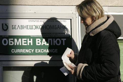Белорусы в ноябре вдвое снизили чистую продажу наличной валюты