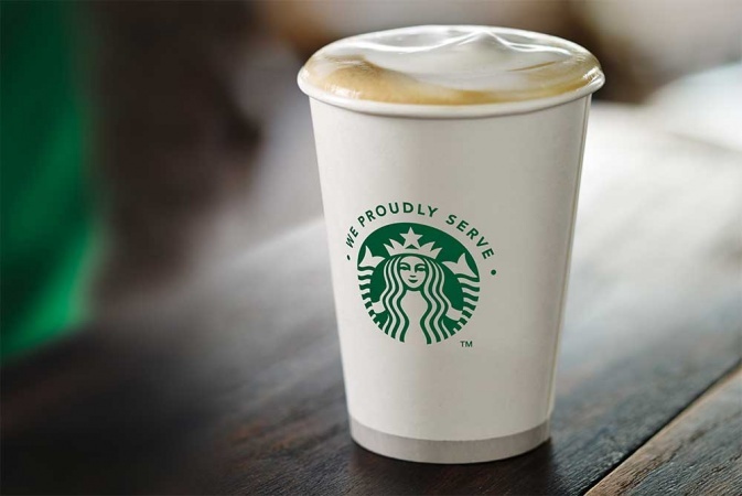 Чистая прибыль Starbucks уменьшилась в 2 раза