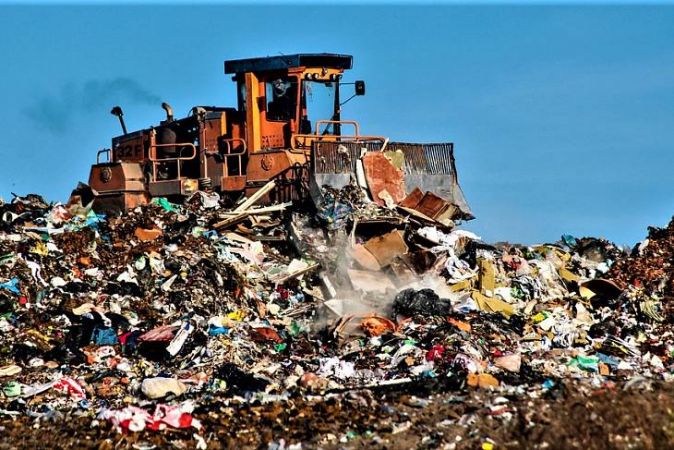 Александр Лукашенко потребовал в ближайшие годы решить проблему сбора и переработки бытового мусора 