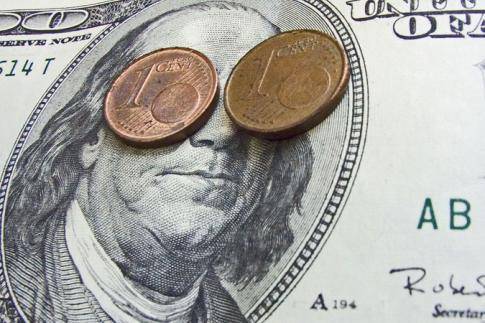 На торгах 23 января подешевел доллар США