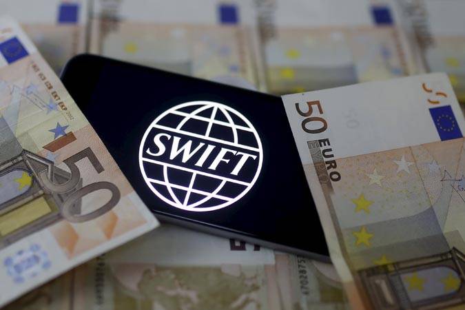 ЕС определил 7 банков РФ, которые отключат от SWIFT