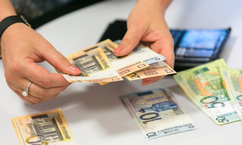 Средняя ставка по новым вкладам физлиц в рублях в августе составила 12,4%, на срок свыше года - 14,5%