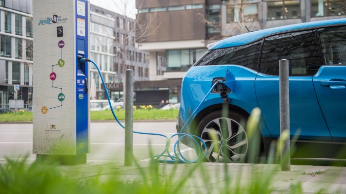 В мире число зарядных станций для электромобилей выросло на 60%