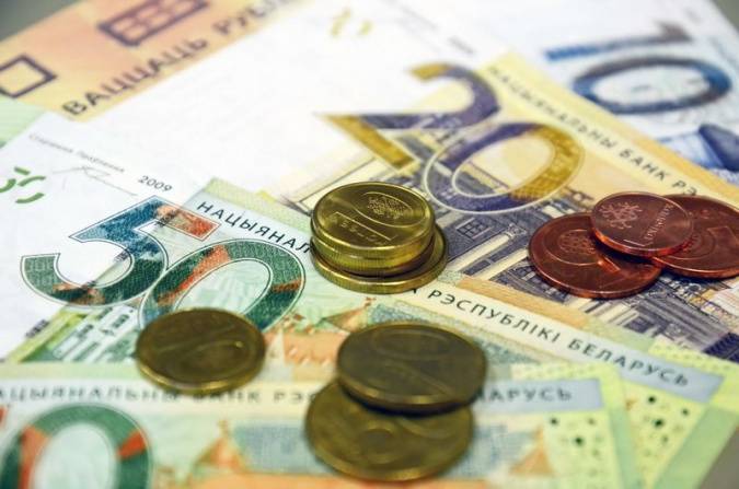 Средняя зарплата в Беларуси снизилась почти на 11 BYN за август