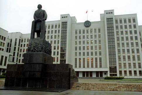 Совмин уволил трех начальников департаментов министерств 