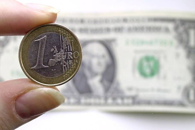 Открытие торгов на БВФБ 3 января: доллар идет вверх, евро в минусе 