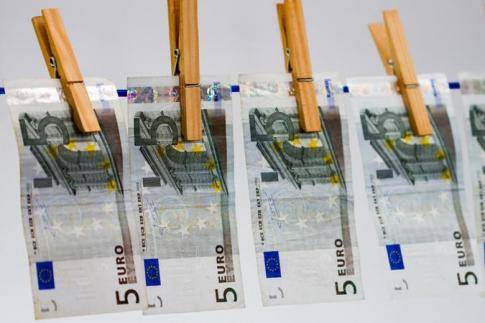На открытии торгов 30 мая дешевеет евро