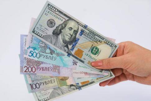 За первый квартал года белорусы продали валюты больше, чем купили