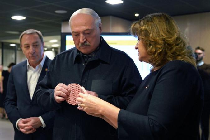 Президент Беларуси Александр Лукашенко 8 марта посетил один из ресторанов сети "Мак.бай"