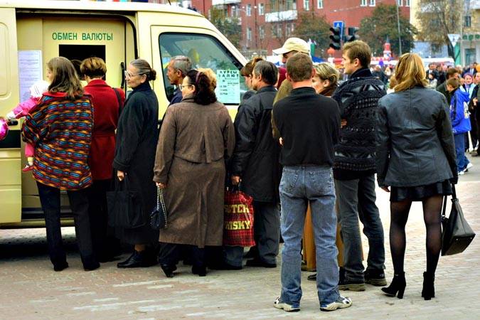 Физлица в Беларуси 5 месяцев подряд продают валюты больше, чем покупают