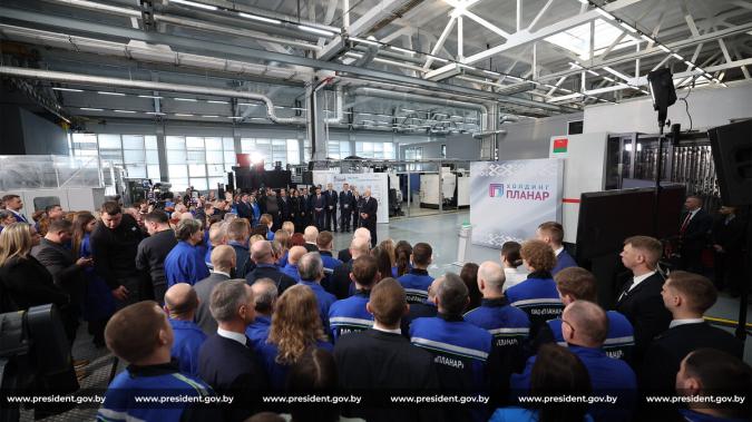 Президент Беларуси Александр Лукашенко 30 января в Минске при посещении ОАО "Планар" принял участие в церемонии запуска Центра спецтехнологического оборудования для производства фотошаблонов и микрооптики
