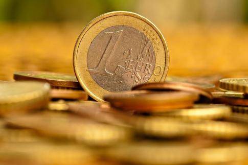 На открытии торгов 6 октября дешевеет евро