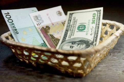 Валютные "заначки" населения давят на курс рубля