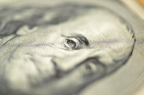 На открытии торгов 16 марта дорожает доллар США