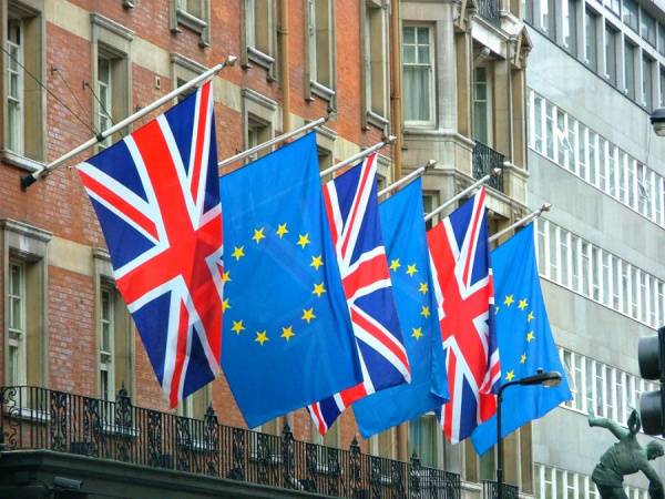 Рост потребительских расходов в Великобритании замедлился в преддверии Brexit