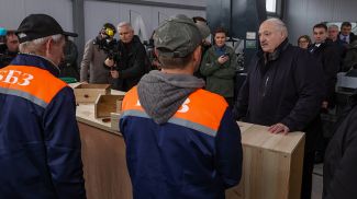 Лукашенко: литовцы сами с территории Беларуси перебрасывали сигареты на метеорологических зондах