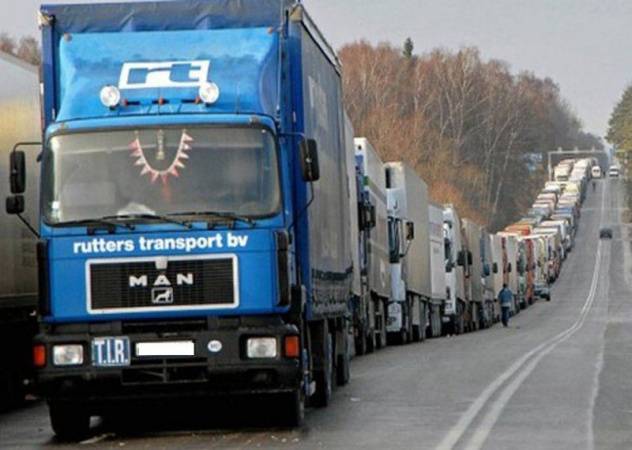 Более 1400 грузовиков застряли на границе с ЕС 
