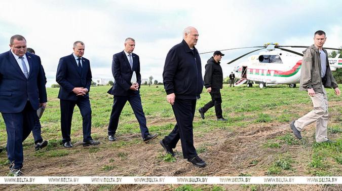 Президент Беларуси Александр Лукашенко 18 сентября совершил рабочую поездку в Шкловский район Могилевской области Президент Беларуси Александр Лукашенко 18 сентября совершил рабочую поездку в Шкловский район Могилевской области