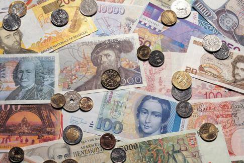 Открытие торгов 13 апреля: евро и доллар снова сдают позиции, российский рубль продолжает оправляться  