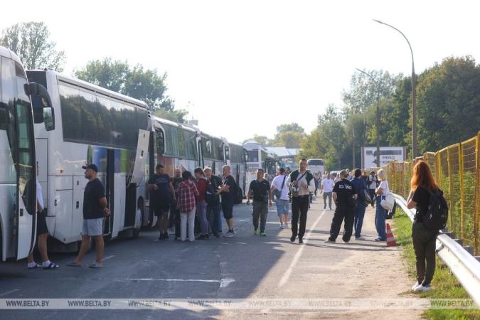 "Люди в спешке меняют планы". Что происходит на границе с Польшей?