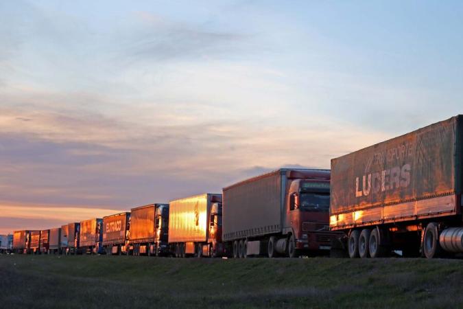 "Ситуация критическая". Сотни литовских фур застряли в Беларуси из-за закрытия границы Литвой