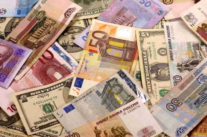 В июле население Беларуси продало валюты на 920,6 млн USD