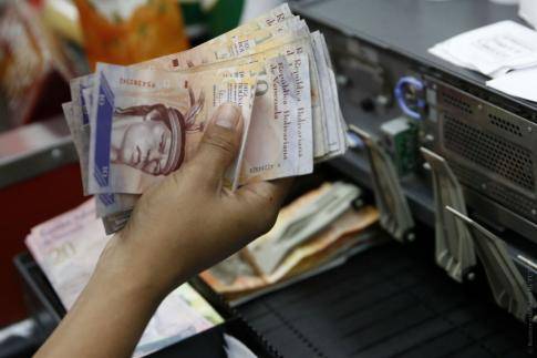 На «черном рынке» Венесуэлы курс доллара взлетел до исторического максимума