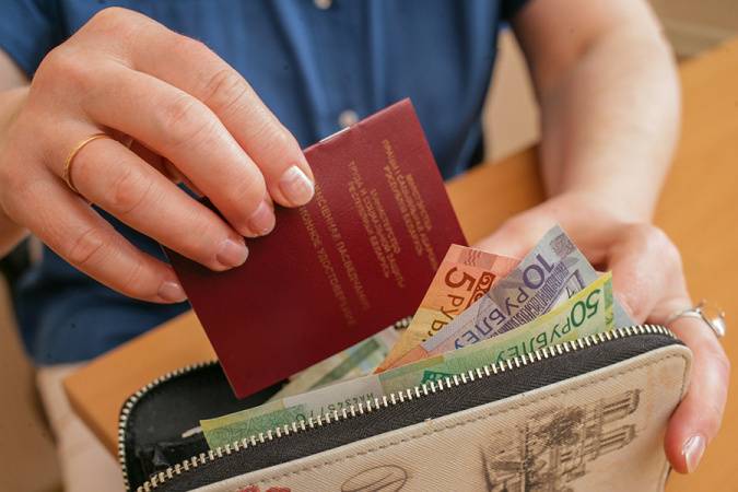 Минтруда Беларуси получило предупреждение от МАРТ о неравном доступе банков к выплатам пенсий