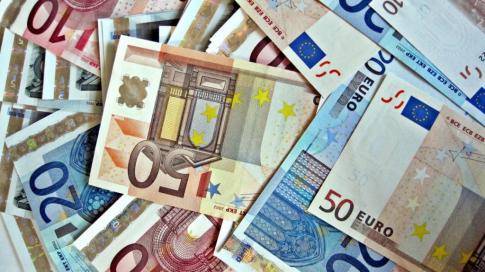На открытии торгов 25 сентября дешевеет евро