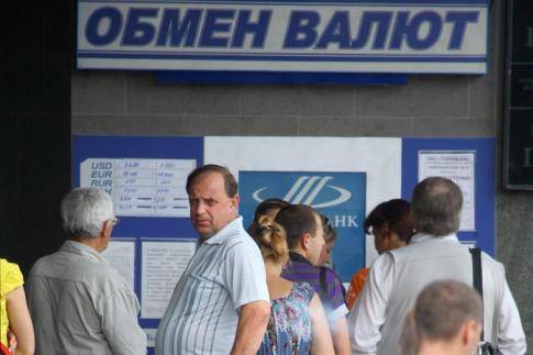 За 8 месяцев года белорусы больше валюты продали, чем купили За 8 месяцев года белорусы больше валюты продали, чем купили