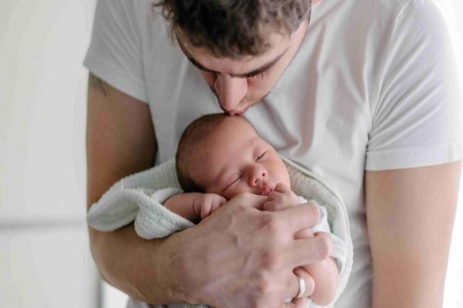 Минтруда изучает популярность в Беларуси отцовского отпуска при рождении ребенка