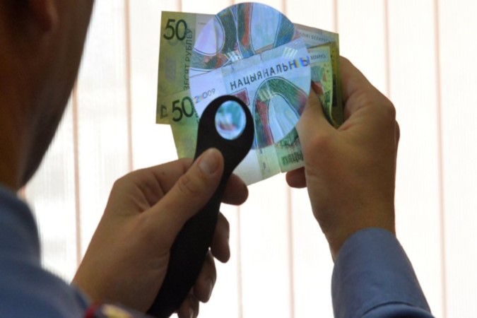 По Беларуси все больше ходит фальшивых евро и рублей: что происходит